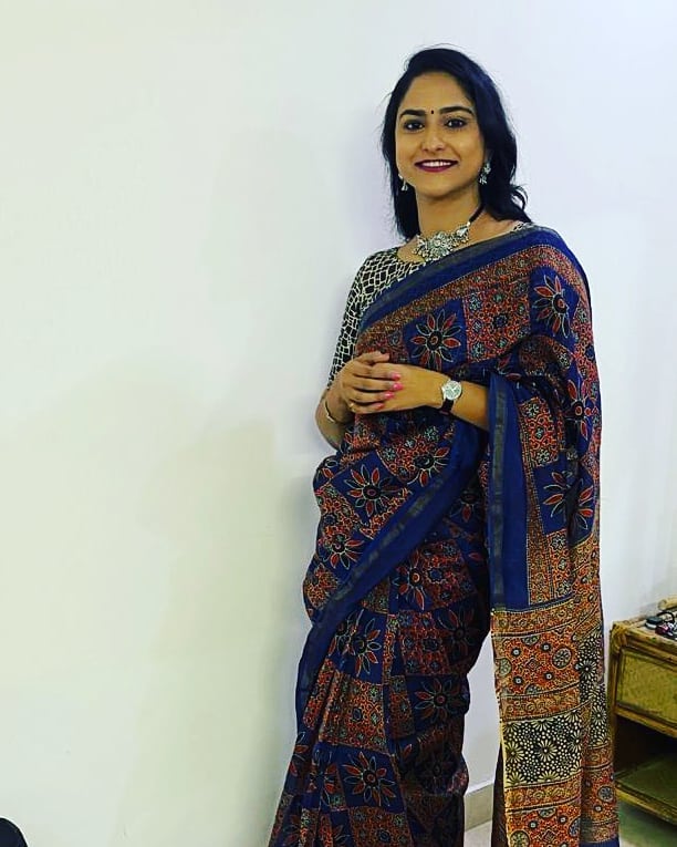 Zee Telugu Tv Anchor Kasi Annapurna Images In Navy Blue Saree